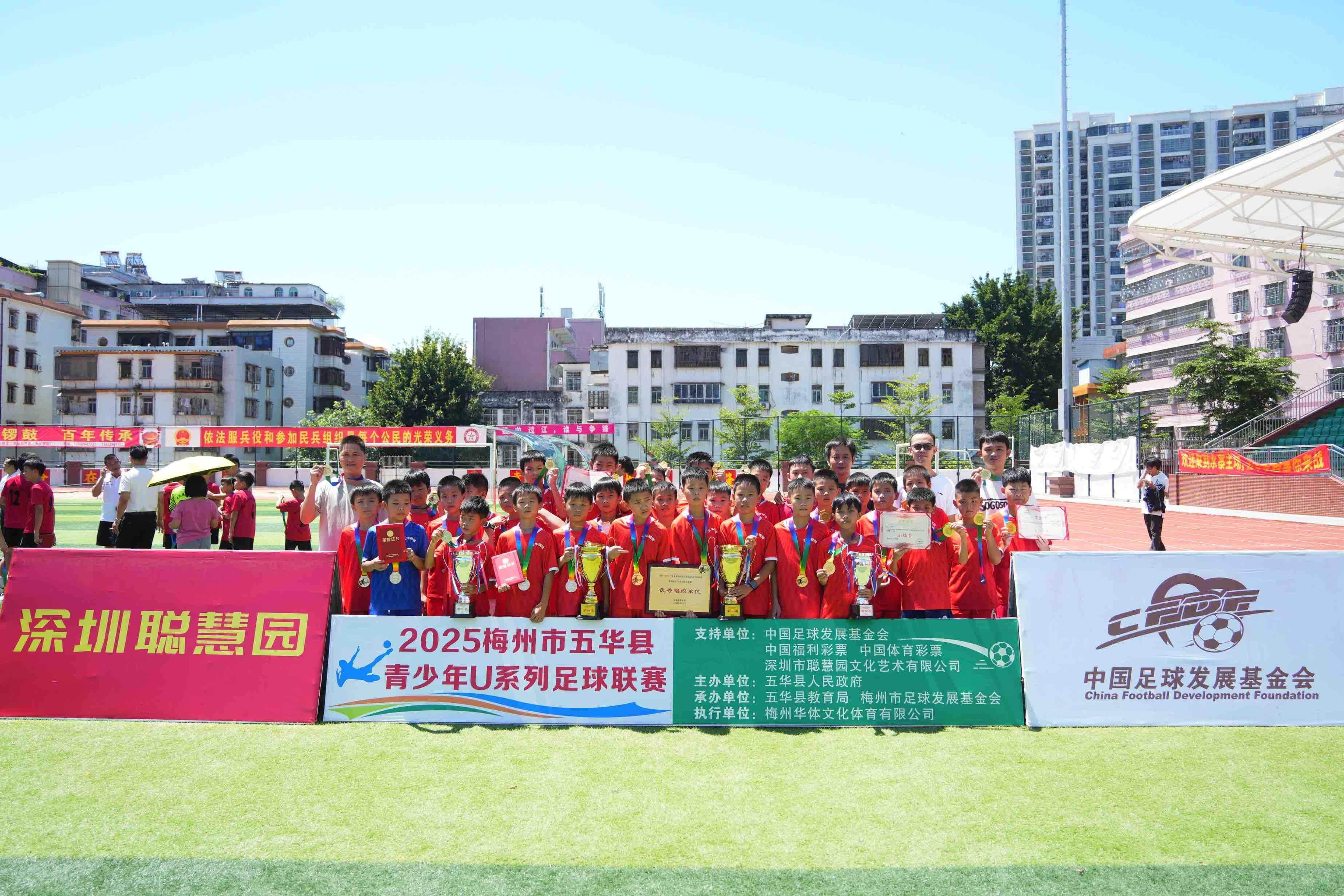 包含足球赛季收官之际,冠军战役烽烟四起的词条 包含足球赛季收官之际,冠军战役烽烟四起的词条